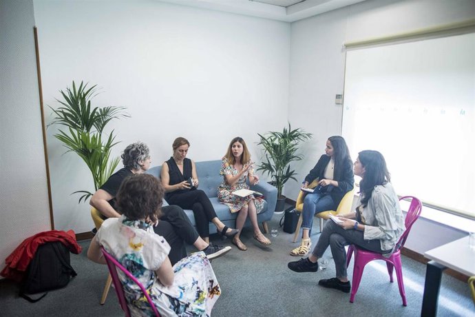 La candidata de Más Madrid Mónica García, junto a las candidatas  Loreto Arenillas y Tesh Sidi, en la reunión con  MujeresTech y la asociación de mujeres juristas Themis