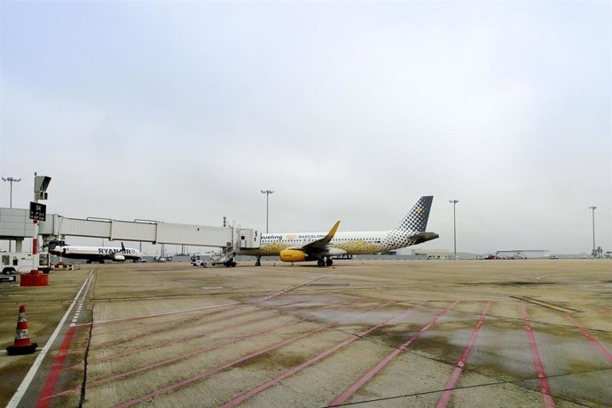 Archivo - Una de las pasarelas de embarque del aeropuerto de Sevilla.