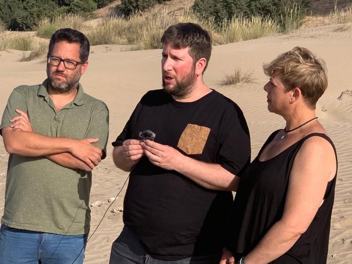 El portavoz de Adelante Andalucía en el Parlamento andaluz, José Ignacio García, el eurodiputado Miguel Urbán, y la candidata de Adelante a la Alcaldía de Sanlúcar de Barrameda (Cádiz), Rocío Díaz, este jueves en este municipio gaditano.