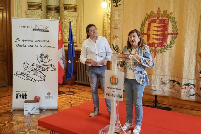 El presidente de la Asociación Vecinal Unión Esgueva, Andrés Herranz, con la concejal de Educación, Infancia, Juventud e Igualdad, María Victoria Soto.