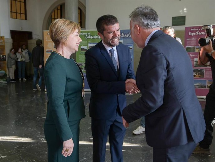 El nuevo rector de la Universidad de La Laguna, Francisco García, saluda al presidente de Canarias, Ángel Víctor Torres, junto a la rectora saliente, Rosa Aguilar