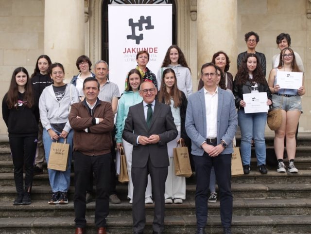 La Diputación de Álava entrega los diplomas a los estudiantes que han participado en el programa 'Jakin Mina'