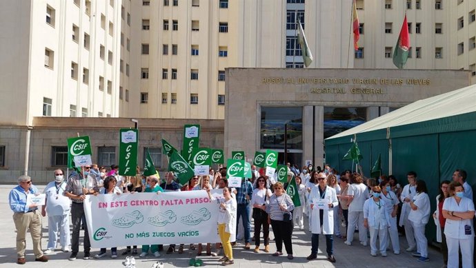 Concentración de CSIF en el Hospital Virgen de las Nieves bajo el lema 'No mas zuecos vacíos'