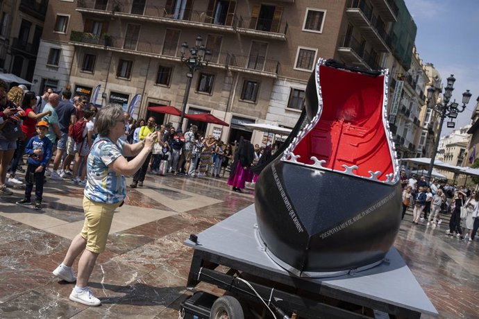 El Zapato Góndola de Miralda sorprende a vecinos y visitantes de Valncia con un 'Paseo' artístico