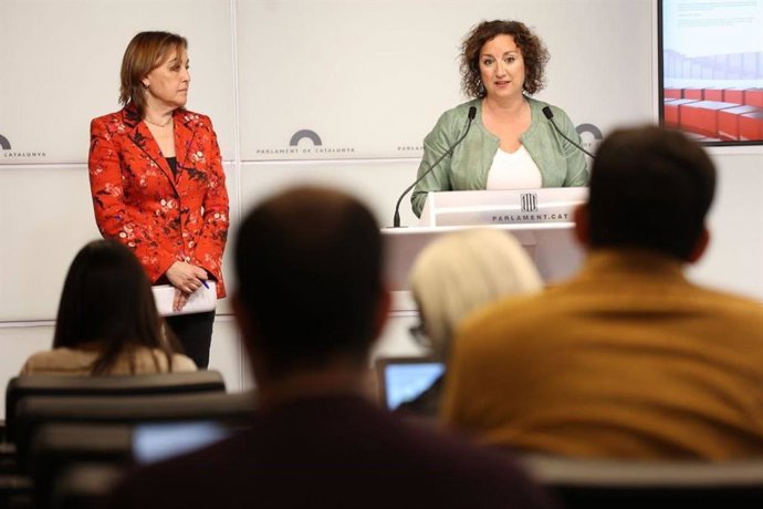 La portavoz del PSC en el Parlament, Alícia Romero, junto a la diputada Sílvia Paneque en una rueda de prensa