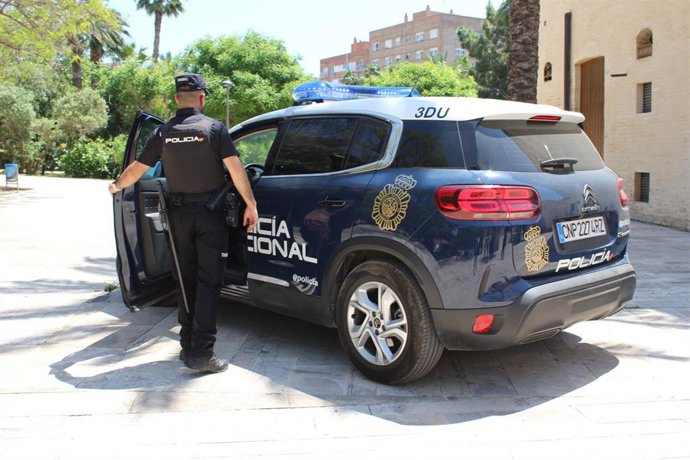 Nota De Prensa: "La Policía Nacional Detiene A Un Hombre Por Apuñalar A Un Varón, Sustraer Efectos A Otro Con Violencia Y Robar En Tres Bares"