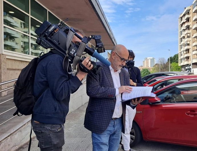 El portavoz de Cs, Félix Álvarez, a las  puertas de los Juzgados de las Salesas tras denunciar el caso de 'las Marías'