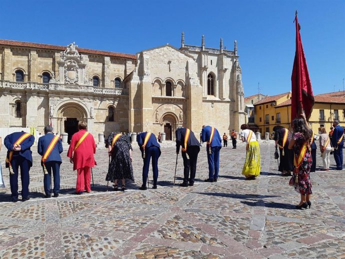 Momento en el que la corporación municipal realiza las 'cabezadas', en una imagen de la edición del pasado año de esta tradición histórica.