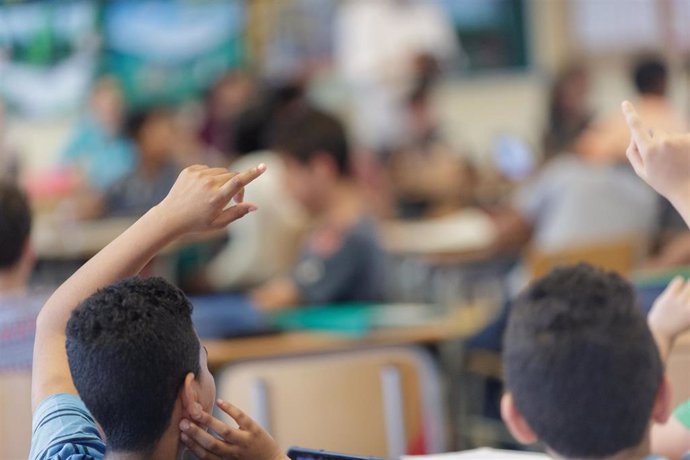 Archivo - Imagen de alumnos en un aula mientras se imparte clase, foto de recurso