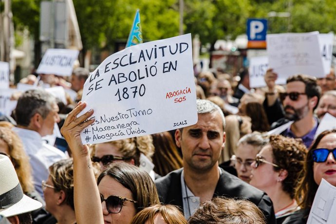 Abogados de oficio con pancartas durante una protesta para reclamar mejoras laborales, frente al Congreso de los Diputados, a 27 de abril de 2023, en Madrid (España). El sindicato de abogados Venia Advocatorum Unio y las 14 asociaciones que conforman la