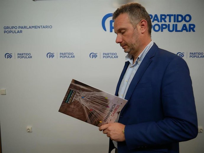 El portavoz del Grupo Parlamentario Popular, Joaquín Segado, consulta los resultados del barómetro de primavera elaborado por el Cemop