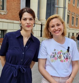 A la izquierda, Elvira Medina, candidata de la coalición a la Alcaldía, e Isa Serra, portavoz estatal de la formación morada