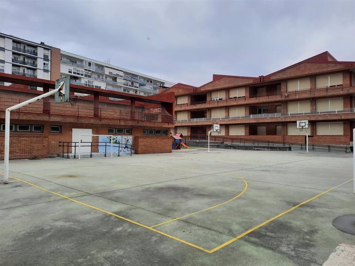 Archivo - Patio de un colegio público de Bilbao