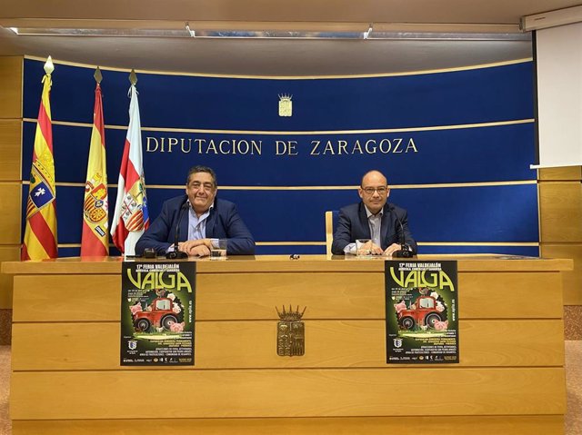 El alcalde de Épila, Jesús Bazán, junto al teniente alcalde de la localidad, Adolfo Díez; durante la presentación de la feria en rueda de prensa.