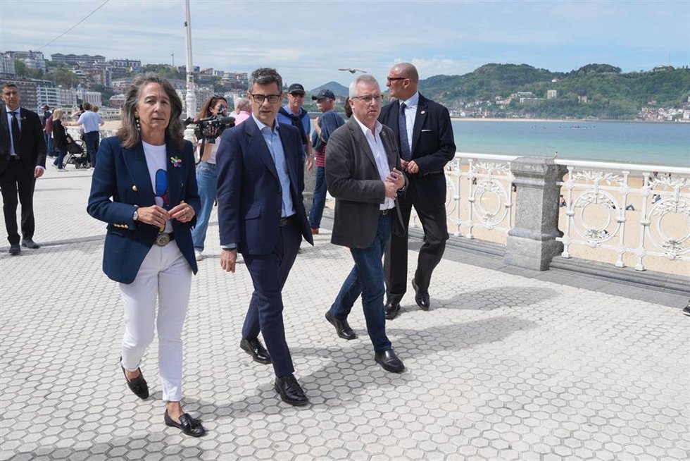 (I-D) La candidata del PSE-EE a la Alcaldía de San Sebastián y actual portavoz socialista en el Ayuntamiento, Marisol Garmendia; el ministro de la Presidencia, Relaciones con las Cortes y Memoria Democrática, Félix Bolaños, y el candidato a diputado gen