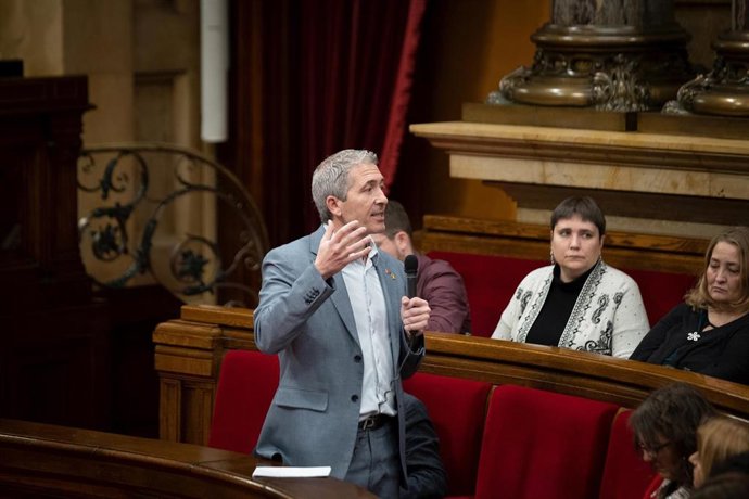 Archivo - El conseller de Educación, Josep Gonzlez-Cambray, interviene durante una sesión plenaria en el Parlament de Catalunya, a 8 de febrero de 2023, en Barcelona, Catalunya (España). 