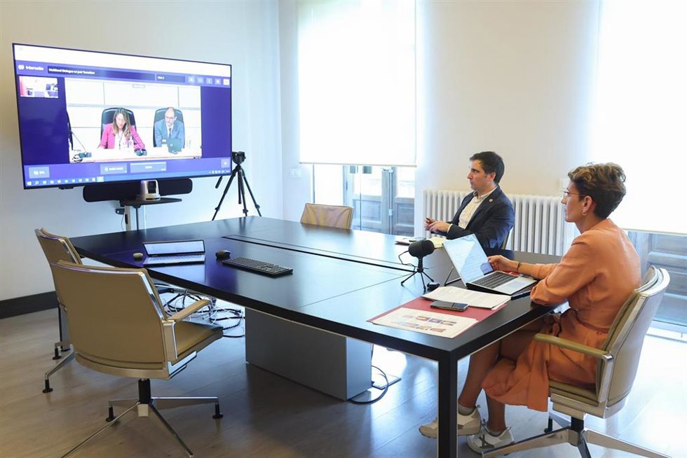La presidenta del Gobierno de Navarra, María Chivite, junto al director general de Comunicación y Relaciones Institucionales, Miguel Moreno, en la mesa redonda de automoción.