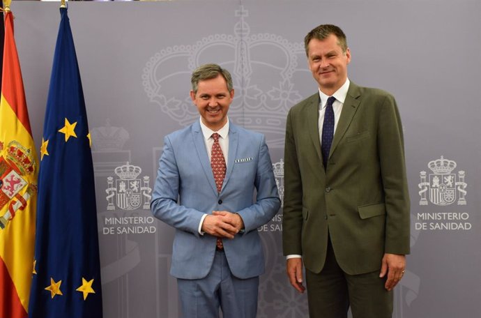 El ministro de Sanidad, José Miñones, y el embajador del Reino Unido en España, Hugh Elliott.