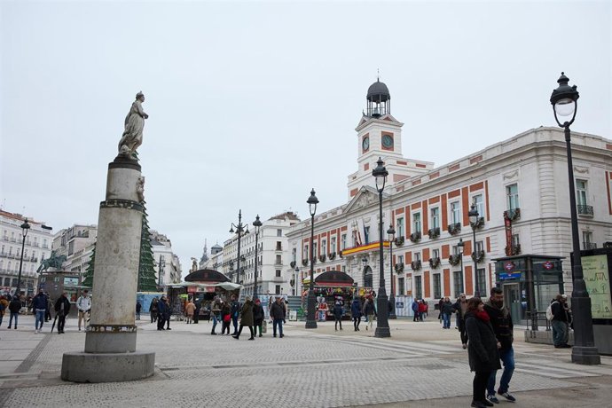 Archivo - Varias personas en la remodelada Puerta del Sol, a 4 de diciembre de 2022, en Madrid (España).
