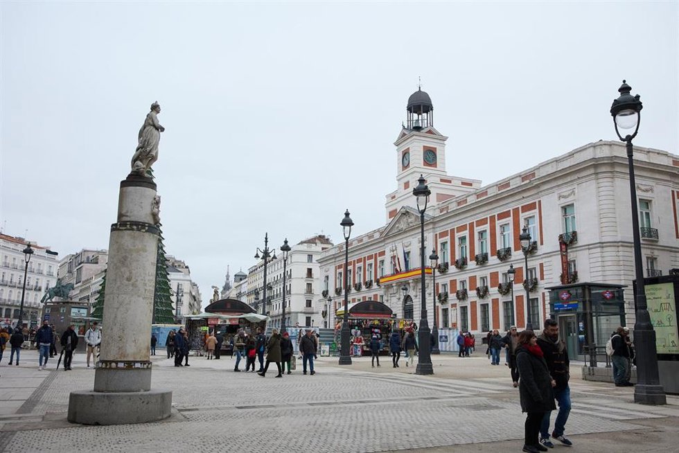 Archivo - Varias personas en la remodelada Puerta del Sol, a 4 de diciembre de 2022, en Madrid (España).