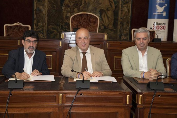 El presidente de la Diputación de Córdoba, Antonio Ruiz (centro), en el acto de firma con el Consejo Evangélico Autonómico de Andalucía.
