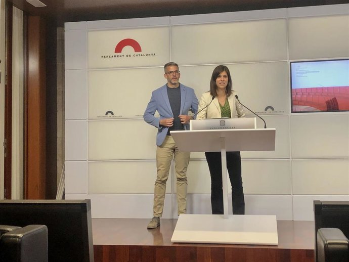 La portavoz de ERC en el Parlament, Marta Vilalta, y el diputado Eugeni Villalbí, en rueda de prensa.