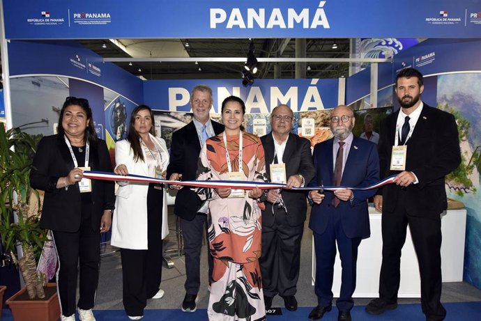 Claudia Sauri (consulado Panamá en Barcelona) , Ana Victoria Paniagua y Pieter A.Fisher (PaniFish), Yelsica H.Caballero (PROPANAMA), Roberto Chamorro (ASPAC y CAMACO), el cónsul general en Barcelona, Eric Jaramillo Crespo, y Travis Taliaferro (PROPANAMA)