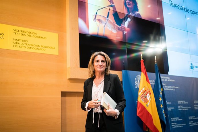 La vicepresidenta tercera y ministra para la Transición Ecológica y Reto Demográfico, Teresa Ribera, durante una rueda de prensa, en la sede del Ministerio, a 27 de abril de 2023, en Madrid (España). La Conferencia Sectorial de Reto Demográfico tiene el