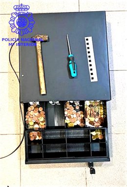Caja registradora robada de una librería y herramientas usadas para romper el cristal