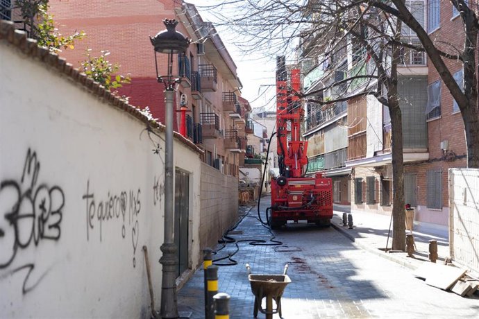 Archivo - Maquina que inyecta hormigón en la parte de atrás del edificio de viviendas desalojado en la plaza de la Fuente del Trébol, en San Fernando de Henares 