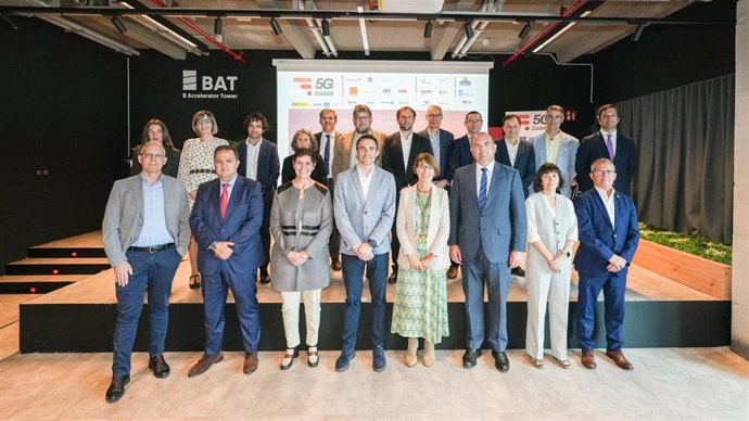 Foto de familia de los ponentes  encabezados por David del Campo, gerente de la UTE 5G Euskadi y Estíbaliz Hernáez, viceconsejera de Tecnología, Innovación y Transformación Digital del Gobierno Vasco.