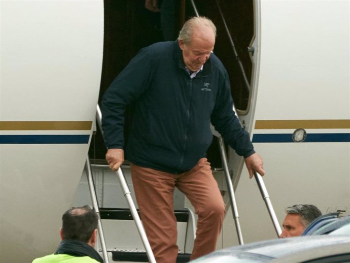 El rey emerito juan carlos I desciende del avion en el aeropuerto de Vitoria (alava).