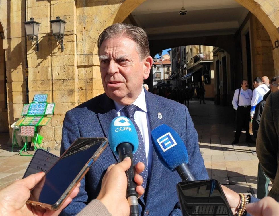 Archivo - El alcalde de Oviedo, Alfredo Canteli, atiende a los medios.