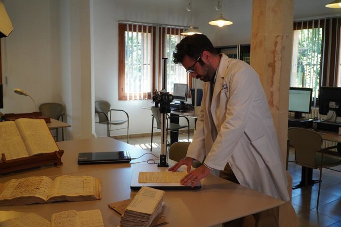 Técnicos digitalizan los actos sacramentales del Obispado de Mallorca.