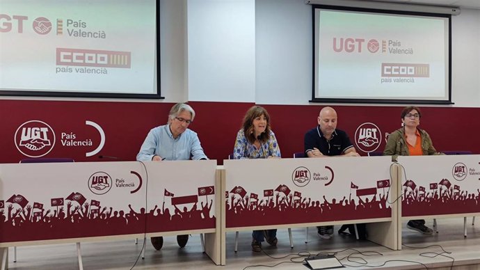 La secretaria de Organización de CCOO PV, Carolina Sánchez, y el secretario de Organización de UGT PV, Tino Calero, la secretaria de Empleo, Formación e Igualdad de Género de UGT-PV, Pilar Mora, y el secretario de Empleo de CCOO PV, Juan Carlos Gallart