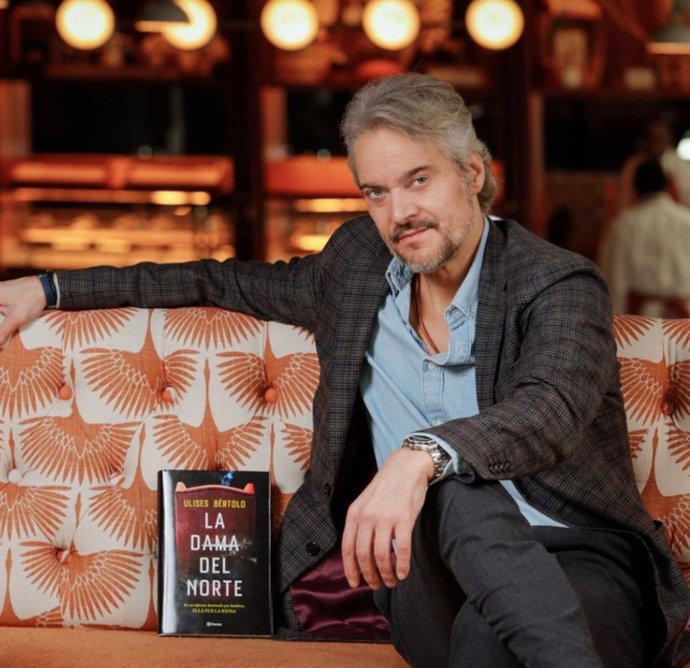 El escritor Ulises Bértolo con su novela 'La dama del norte'.