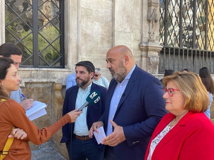 El candidato del PP a la alcaldía, Jaime Martínez, atiende a la prensa