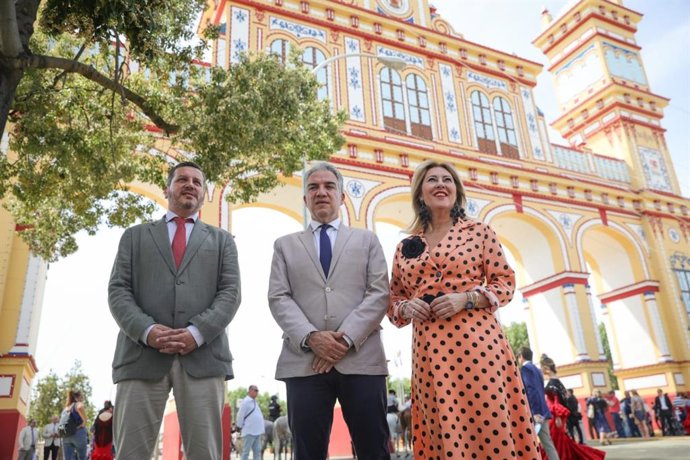 El coordinador general del PP, Elías Bendodo (c), en una visita a la Feria de Sevilla.