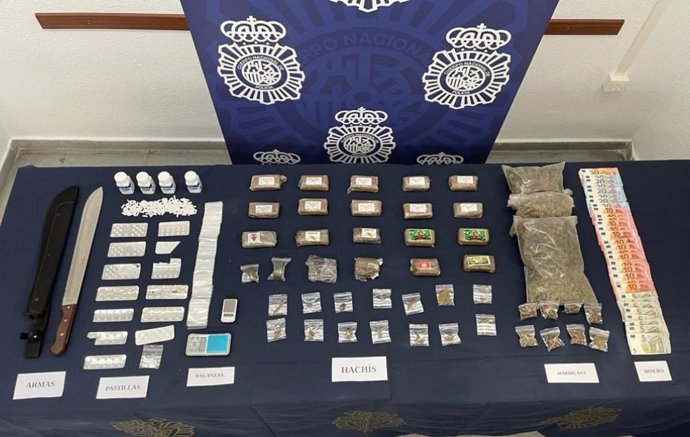 Se intervinieron 1.930 gramos de hachís, 483 gramos de marihuana, 315 pastillas de varios fármacos, 375 euros en efectivo, un machete y útiles para la distribución de la droga.