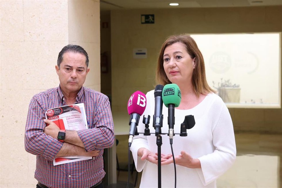 La presidenta del Govern, Francina Armengol, junto al secretario general de UGT-SP, Miguel Ángel Romero, en declaraciones a los medios.
