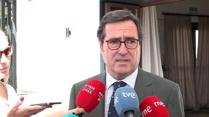 El presidente de la CEOE, Antonio Garamendi, atiende a los medios en Cáceres