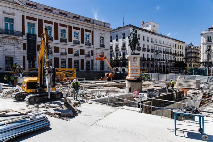 Vista de la estatua de Carlos III en la Puerta del Sol.