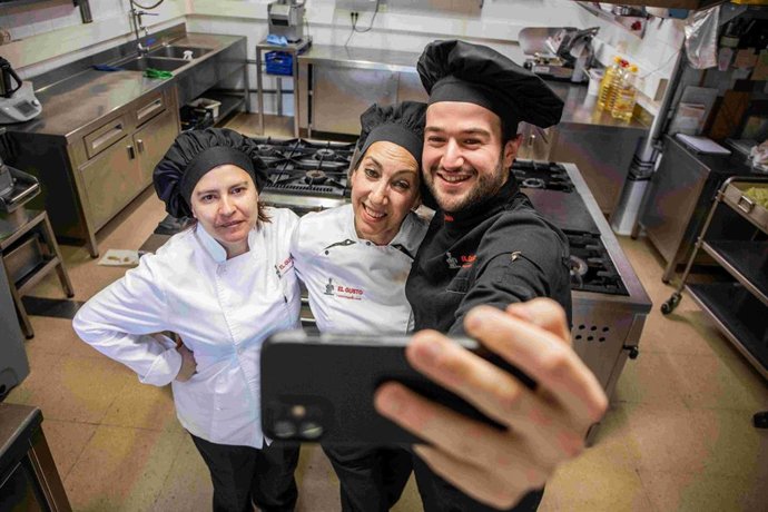 Nati, Sara y Germán, trabajadores del catering El Gusto, una empresa de inserción de Cáritas Burgos.