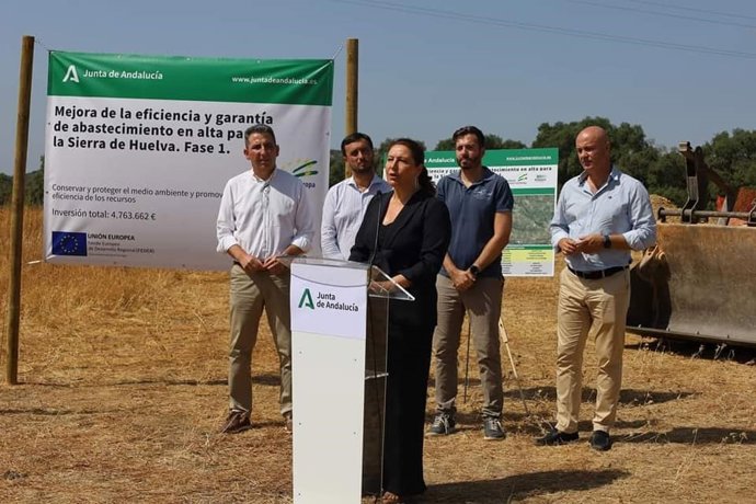 La consejera de Agricultura, Pesca, Agua y Desarrollo Rural, Carmen Crespo, en una imagen de archivo de las obras de abastecimiento en la Sierra de Huelva.