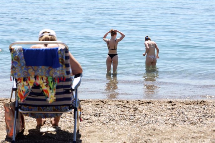 Varias personas en la playa de La Malagueta por las altas temperaturas de estos días. A 25 de abril de 2023, en Málaga (Andalucía, España). El calor extremo que comenzó a notarse desde el martes y que llevará los termómetros a 39 a finales de abril, do