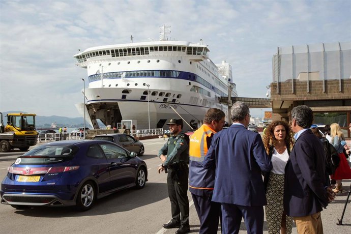 Inicio de la campaña informativa de DGT y Guardia Civil para los motoristas británicos