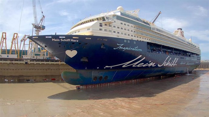 El crucero Mein Shift Herz en el dique seco de los astilleros de Navantia en Puerto Real (Cádiz)