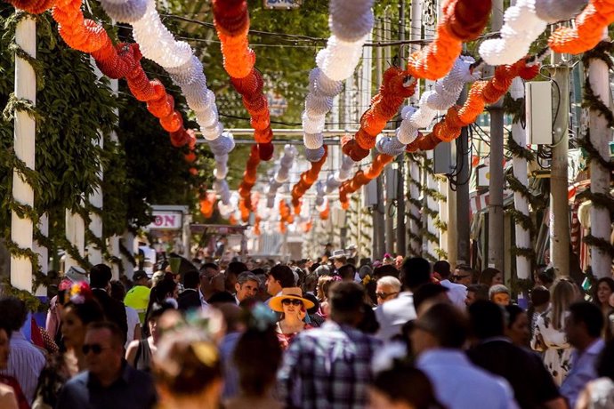 Miles de personas se acercan al recinto ferial, a pesar del excesivo calor, en la jornada festiva del miércoles.