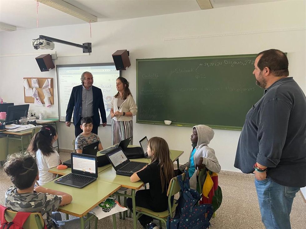 El conseller de Educación y Formación Professional, Martí March, visita el CEIP Els Tamarells de Palma.
