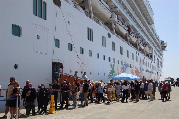 Pasajeros junto al crucero Norwegian Star.